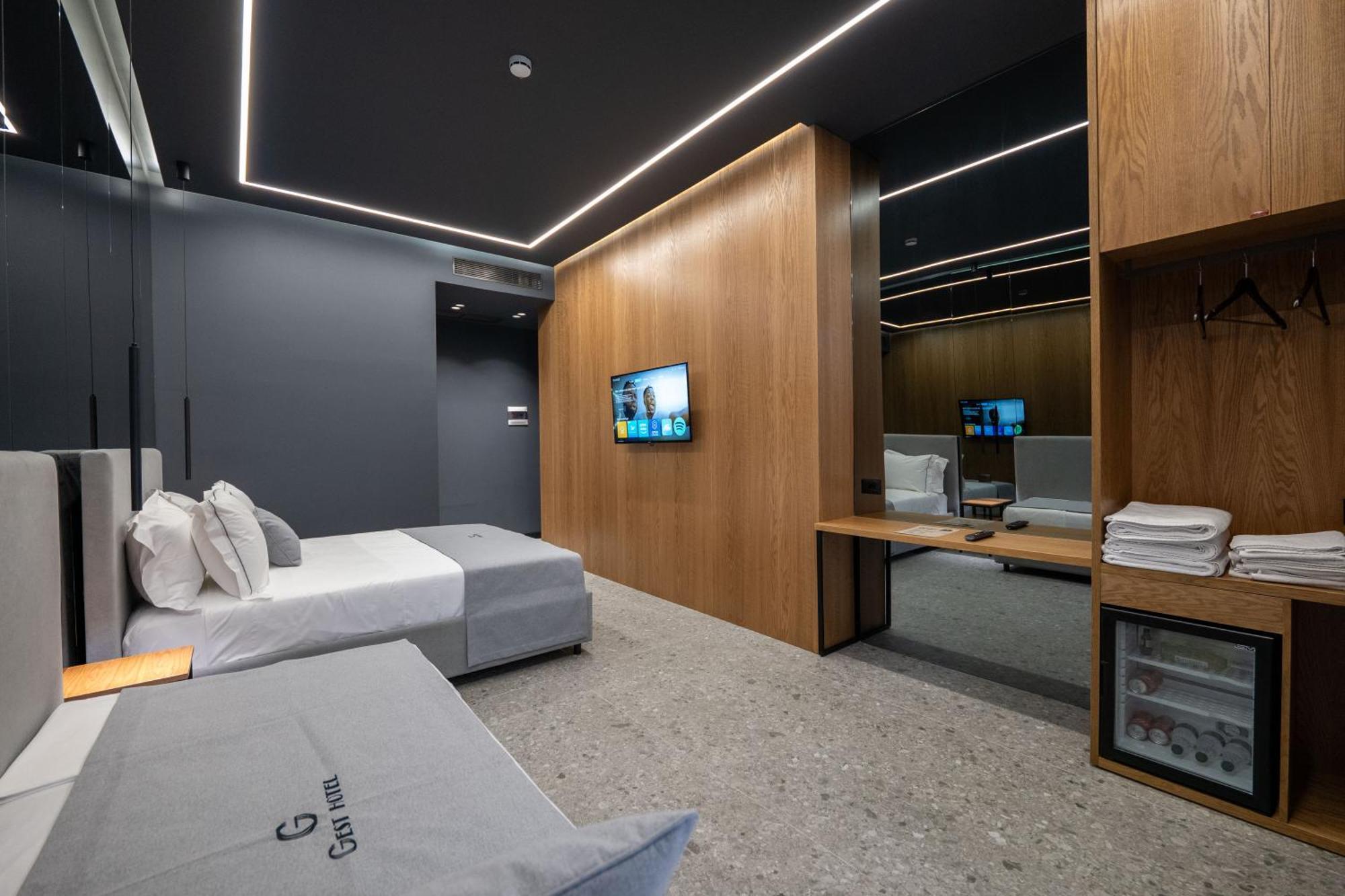 Gest Hotel Radhima Kültér fotó