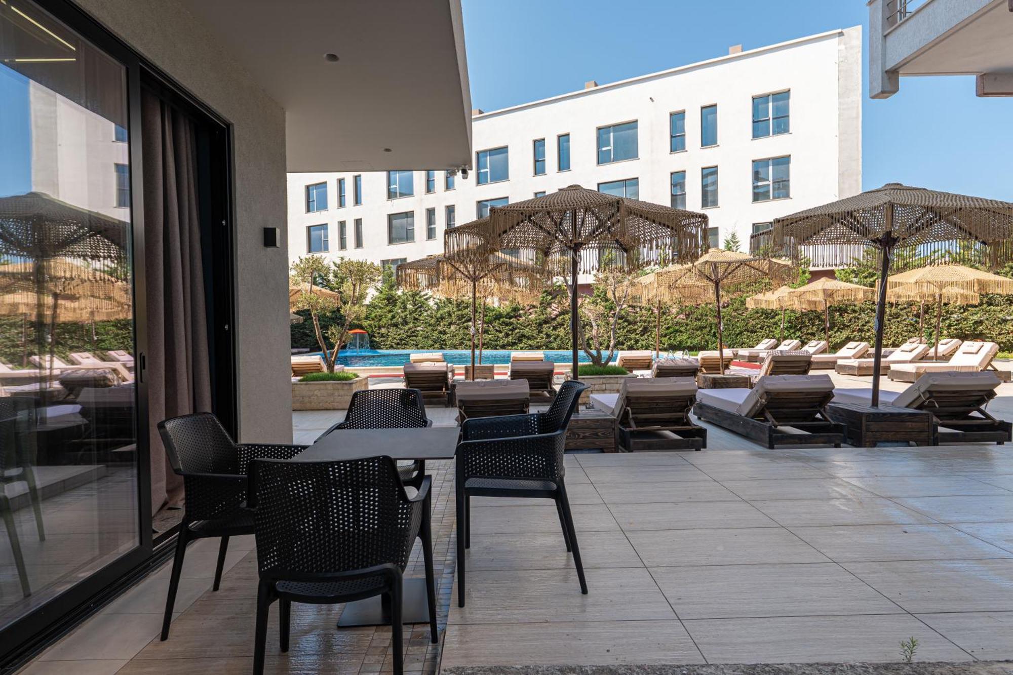 Gest Hotel Radhima Kültér fotó