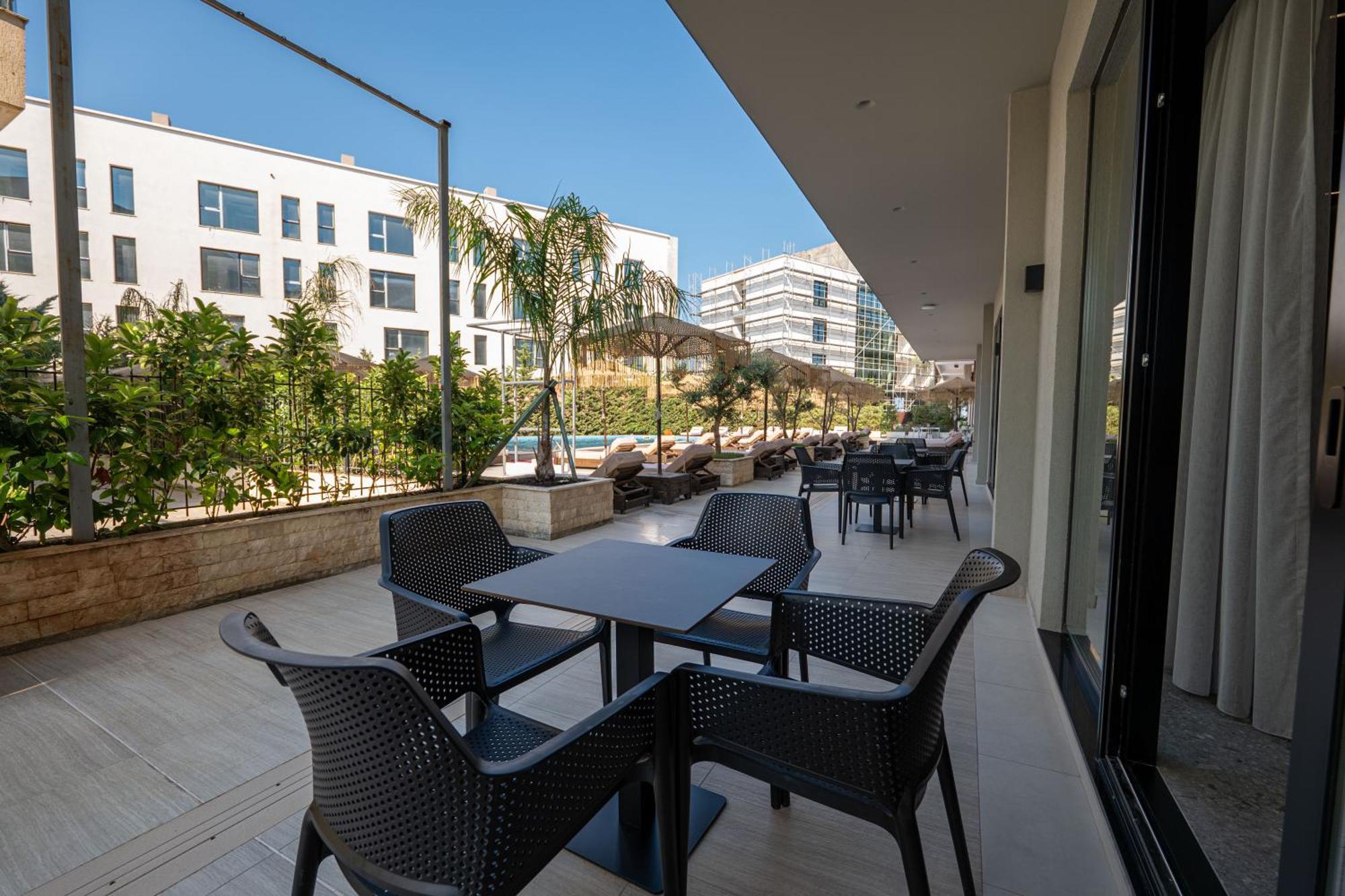 Gest Hotel Radhima Kültér fotó