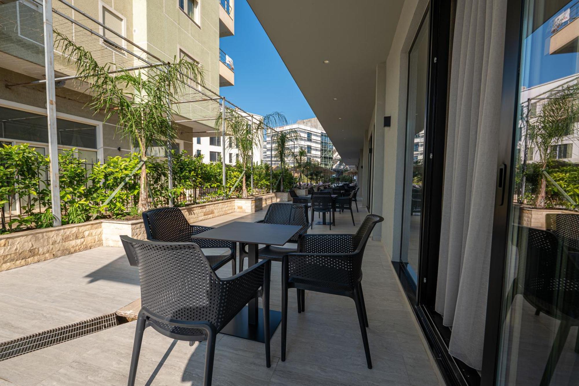 Gest Hotel Radhima Kültér fotó