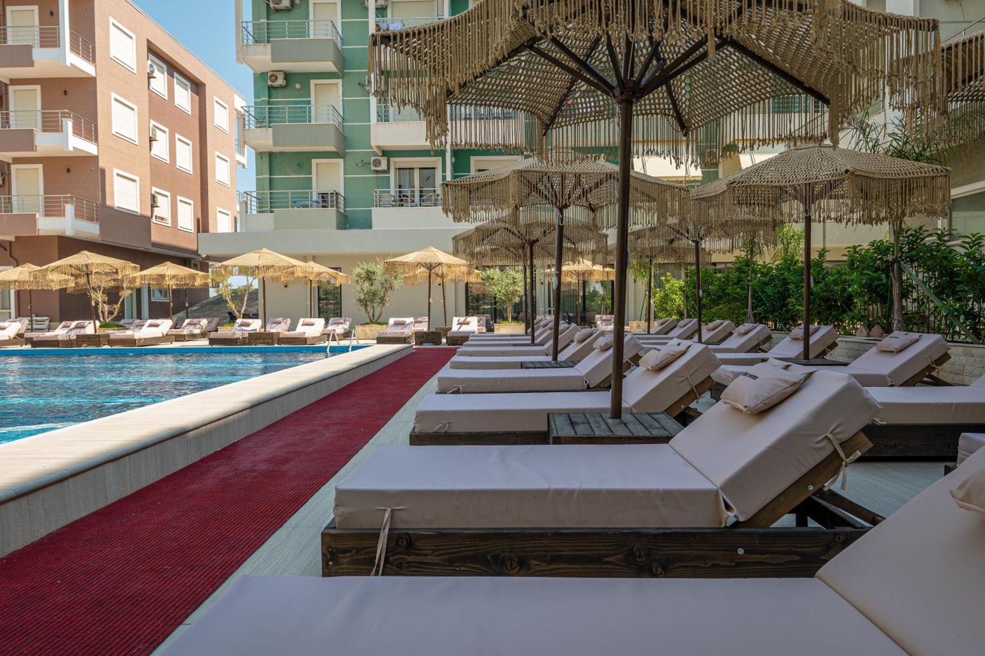 Gest Hotel Radhima Kültér fotó