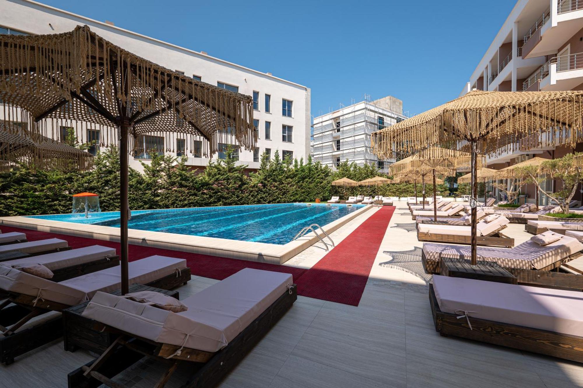 Gest Hotel Radhima Kültér fotó