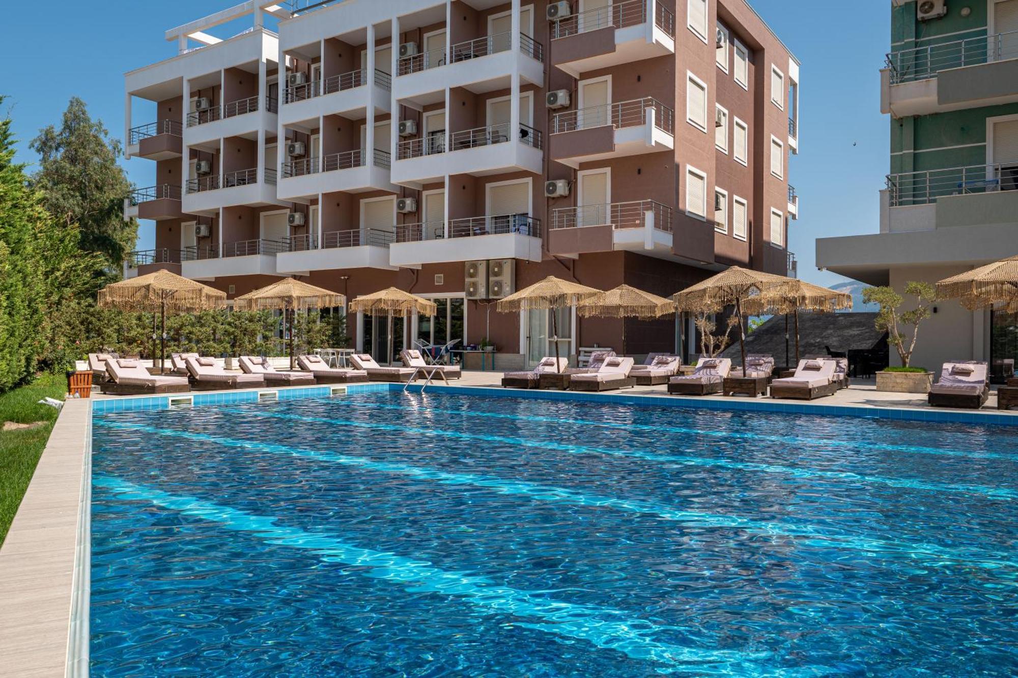 Gest Hotel Radhima Kültér fotó