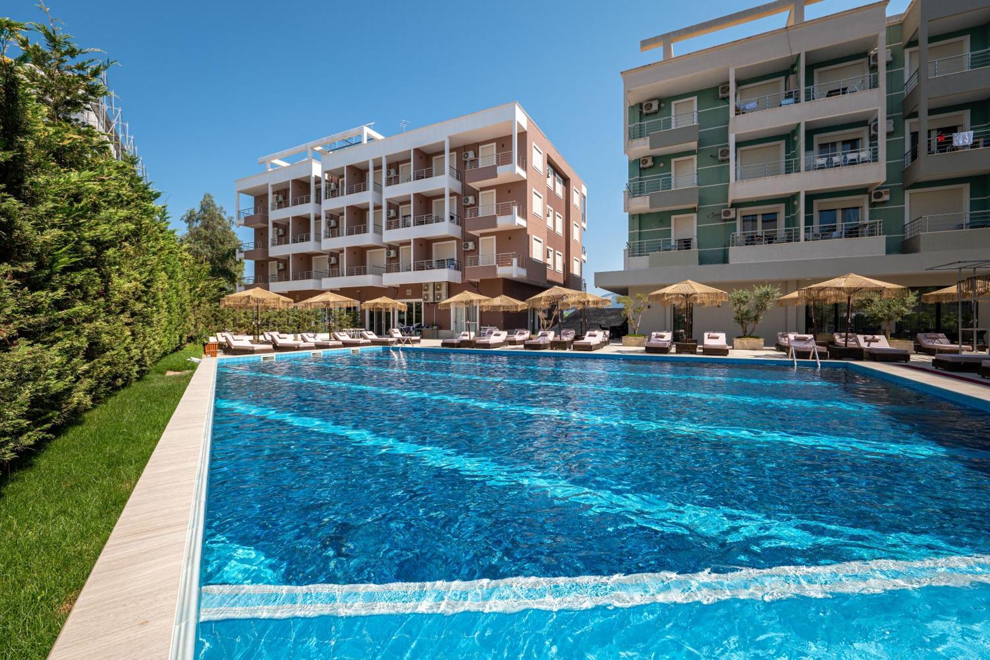 Gest Hotel Radhima Kültér fotó